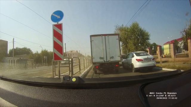 Орский «Патриот» едет по рельсам на красный свет смотреть онлайн