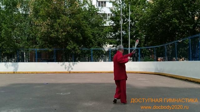 Разминка с ракетками для Тайцзи на спортплощадке (2)