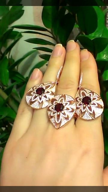 Комплект с мадагаскарским гранатом и фианитами. смотреть онлайн