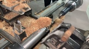 Автоматический токарный станок с ЧПУ HOLZMATIC 10D12P в работе