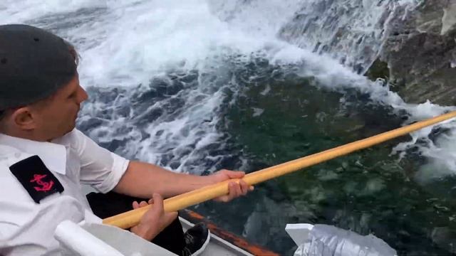 Забор воды с водопада с борта корабля смотреть онлайн
