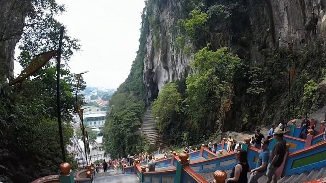 Пещеры Бату, обезьяны. Batu Caves. Малазия, Куала-Лумпур смотреть онлайн