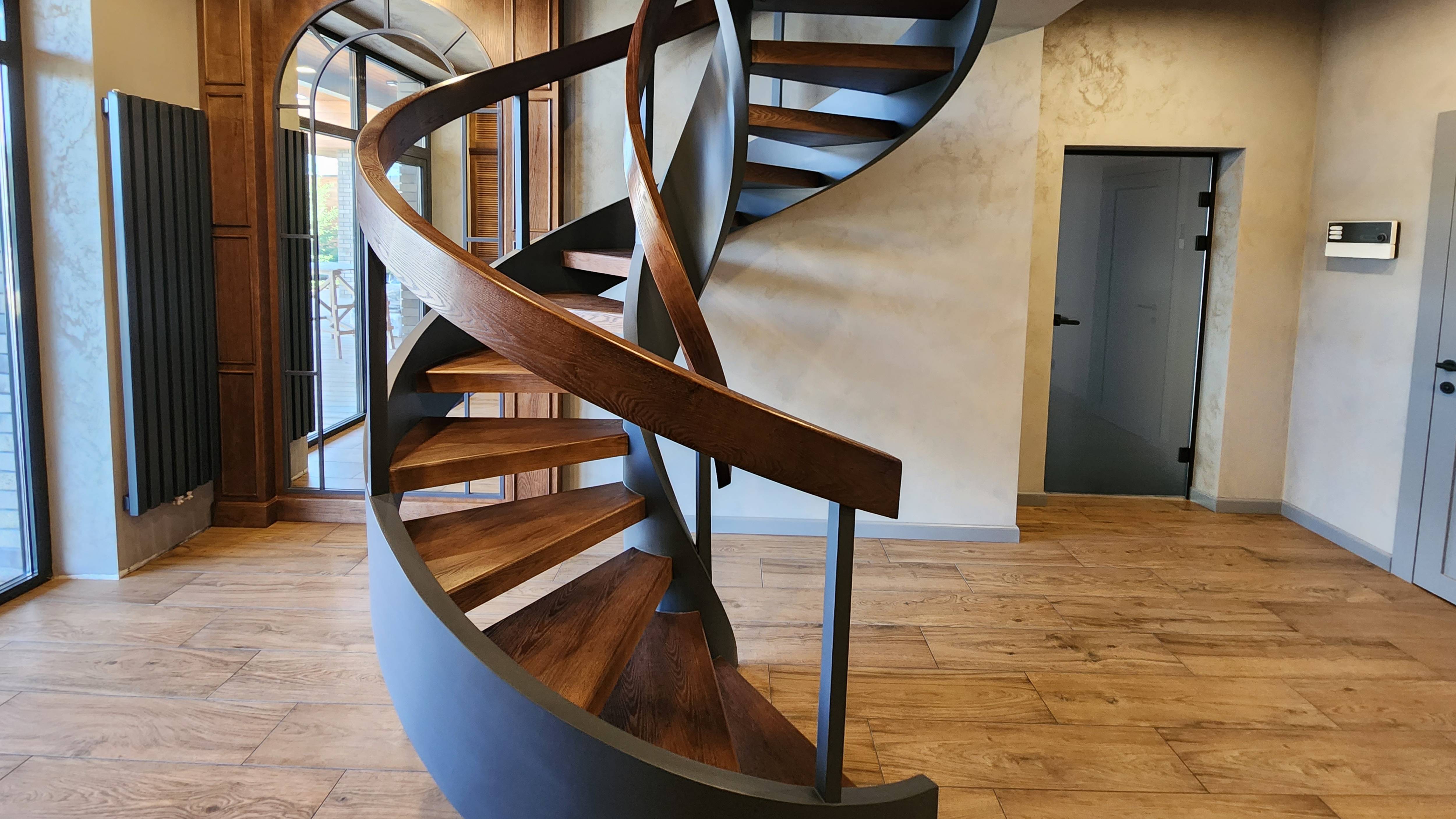 Винтовая лестница в частном доме