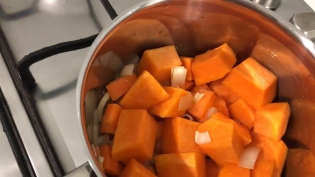 Тыквенный крем-суп с креветками или с сухариками.