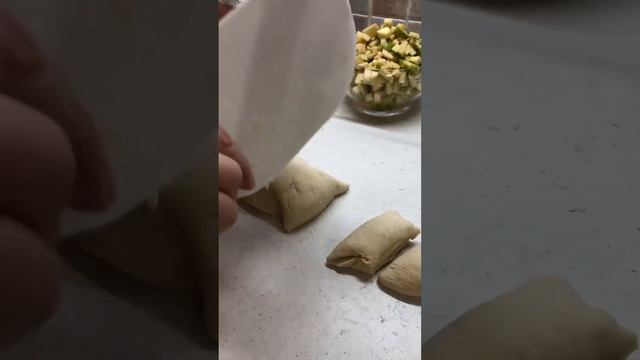 Дрожжевые пирожки с яблоками, тесто на воде