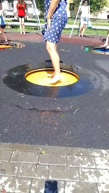 водный батут после дождя в парке смотреть онлайн