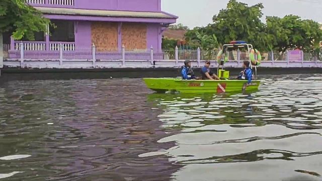 Бангкок. Ловят рыбу в грязном канале. Заставили надеть смотреть онлайн