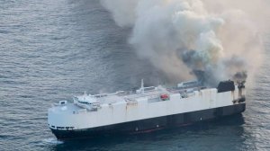 Судно с 3 тыс. машин на борту загорелось в Тихом океане