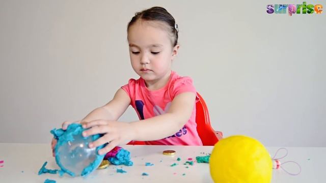 СЮРПРИЗ. РАЗНОЦВЕТНЫЕ ШАРИКИ СЮРПРИЗЫ ИЗ ПЛАСТИЛИНА Pl смотреть онлайн