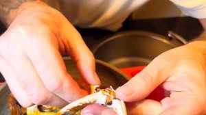 Как просто и быстро почистить голубого краба вилкой?