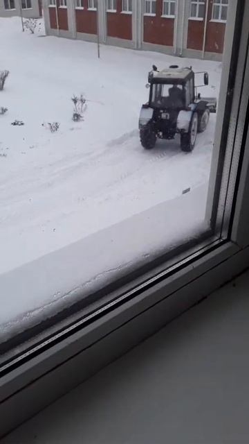 ВАУ!😮ТРАКТОР ЧИСТИТ СНЕГ❄️⛄ смотреть онлайн