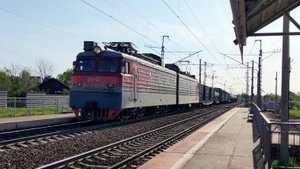 Электровоз ВЛ10У-904 с грузовым поездом