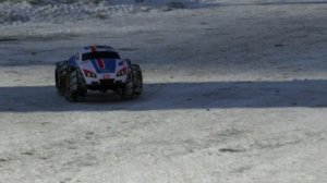 Запускаем Nikko монстр трак по льду и снегу