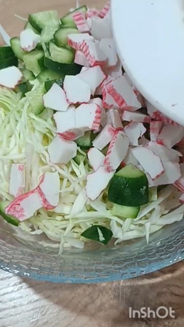 Салат из капусты, кукурузы, огурцов и крабовых палочек смотреть онлайн