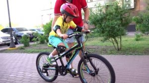 Рома и Диана Рома научился ездить верхом, Катая ДЖОННИ на велосипеде