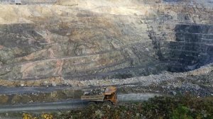 Работает Белаз. Карьер.