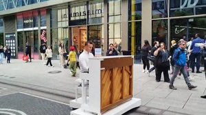 ПИАНИСТ В ЦЕНТРЕ ФРАНКФУРТА. КУСОЧЕК ГОРОДА, ЛЮДИ... 24.05.25