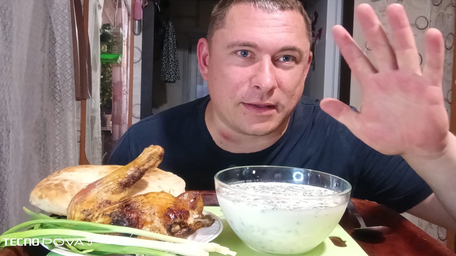 мукбанг/обжор/окрошка,жареный окорочок,армянская лепёшка/
