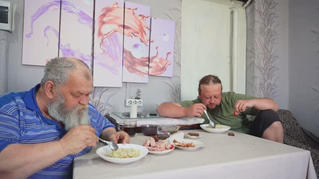 РАБОТЯГА ВКАЛЫВАЕТ НА САДОВО-ОГОРОДНОМ УЧАСТКЕ ВКУСНО КУШАЕМ ПЛОВ