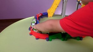 Рома и Диана Рома играет игрушками Паровозики из Чаггингтона