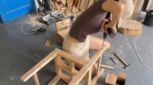Япония Женщина столяр Изготовление необычного стула из массива