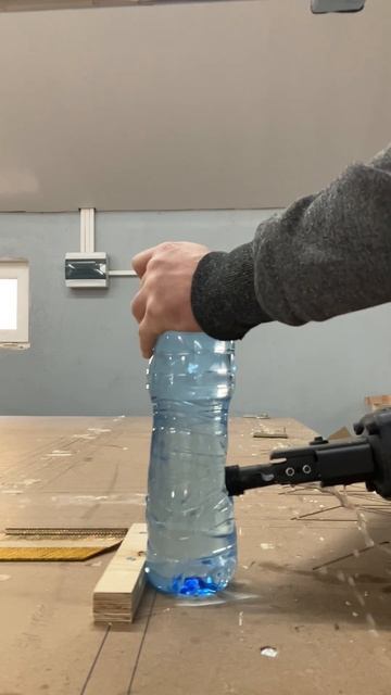 Nail gun vs water tube Пистолет за пирони срещу туба с вода смотреть онлайн