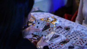 Врачи отправили москвичку с больным сыном к гадалке, которая выманила 2,4 млн