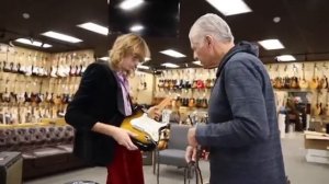 Томас Раджи покупает гитару у старого #интервью#музык?