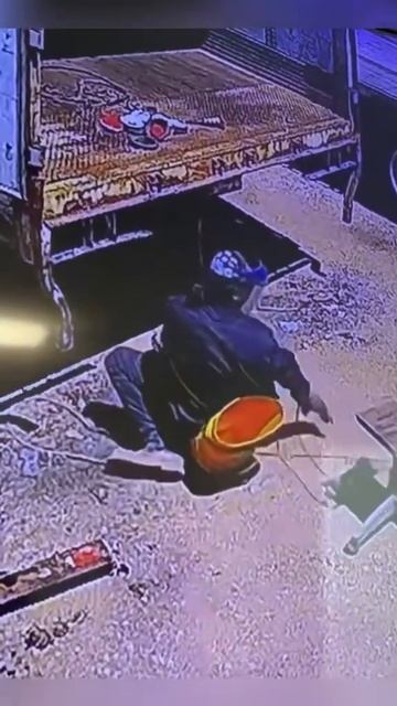 Прилетело от болгарки! УШМ не всегда можно удержать смотреть онлайн