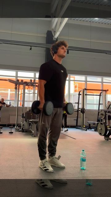 Подъем гантелей на бицепс смотреть онлайн