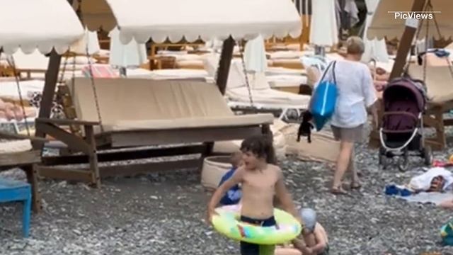 Сочи Адлер Центральный пляж Чёрное море сегодня 5 июня 2025. Обстановка на пляже, море и погода