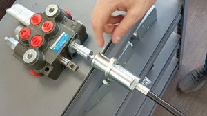 Установка и подключение троса к гидро  распределителю