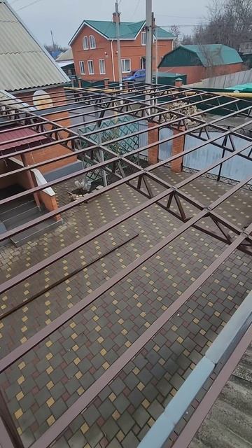 Каркас навеса готов. #стройка #кровельныеработы #сварк смотреть онлайн