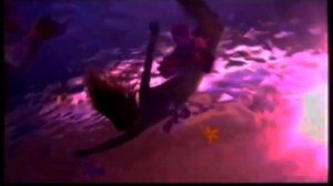 Женщина купается под фиолетовой водой (Remaster 2)