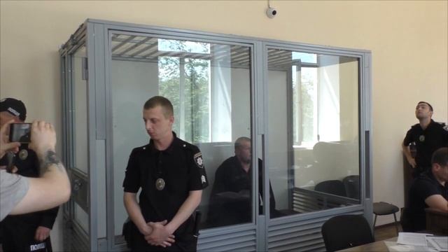 НАЧАЛЬНИКА БЕРДЯНСЬКОЇ ВК №77 МАКСИМА ЧУКІНА ЗАВОДЯТЬ В ЗАЛ СУДОВОГО ЗАСІДАННЯ І САЖАЮТЬ ЗА РЕШІТКУ смотреть онлайн