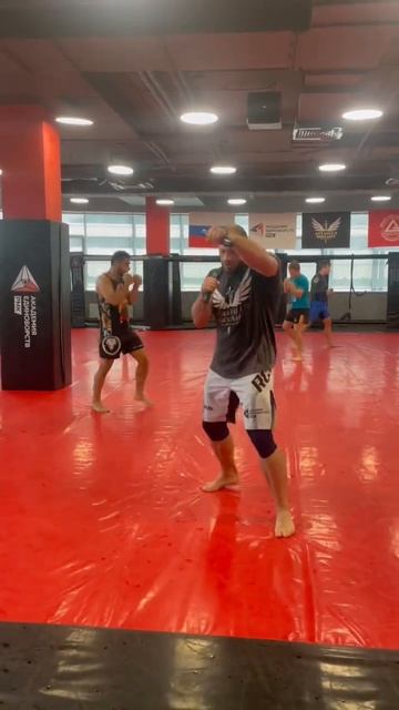 Иван Штырков. Работа с гантелями в зале RCC смотреть онлайн