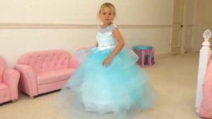 ДИАНА И РОМА - Диана и Мегги одевает похожие платья и красят волосы