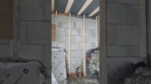 Отделка бани из пеноблока. Монтаж утеплителя.