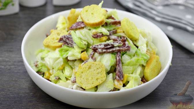 Для хрустящего перекуса. САЛАТ С МОЛОДОЙ КАПУСТОЙ, КОЛБАСОЙ И СУХАРИКАМИ