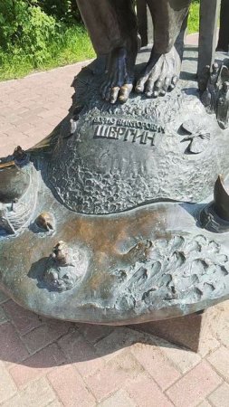 Памятник на деревянной улице в Архангельске