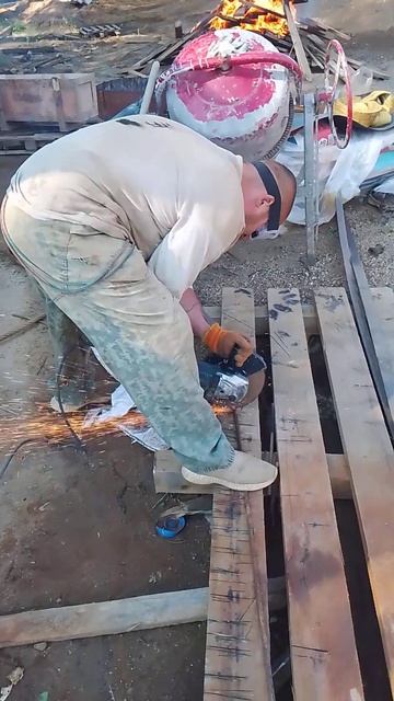 Самоучка Сварщик! Резка арматуры. Подпишись цель 1000 по смотреть онлайн