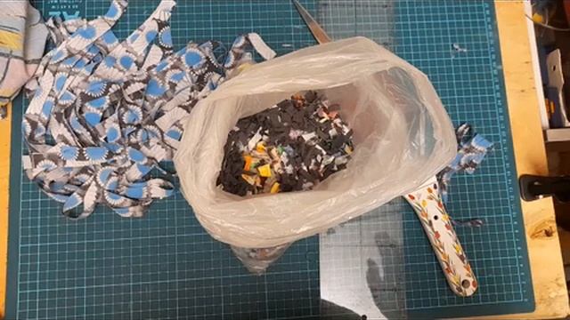 Коврик из полос ткани  Режу б/у женское платье. смотреть онлайн