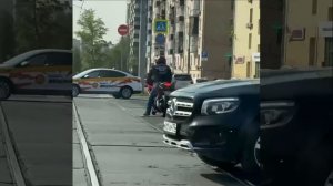 🦆На Ленинском проспекте мотоциклист обеспечивал безопасность утиной семьи на дороге🦆