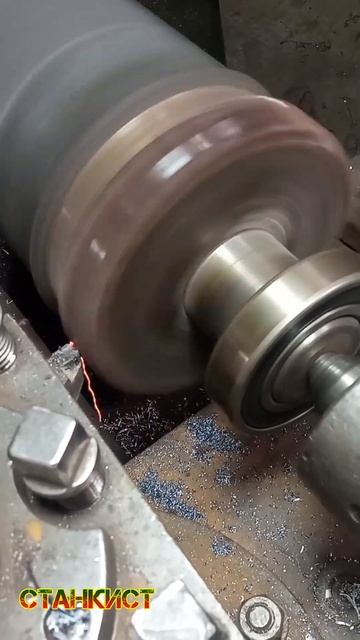 Проточка каленой шестерни на валу на токарном станке. смотреть онлайн