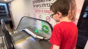 Эскалаторы для детей.￼￼ катаемся на эскалаторах в то?