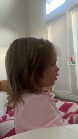 Однолетняя девочка ранно утром (2024 год)