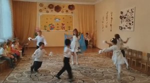 Вход на утренник «Здравствуй, лето!»