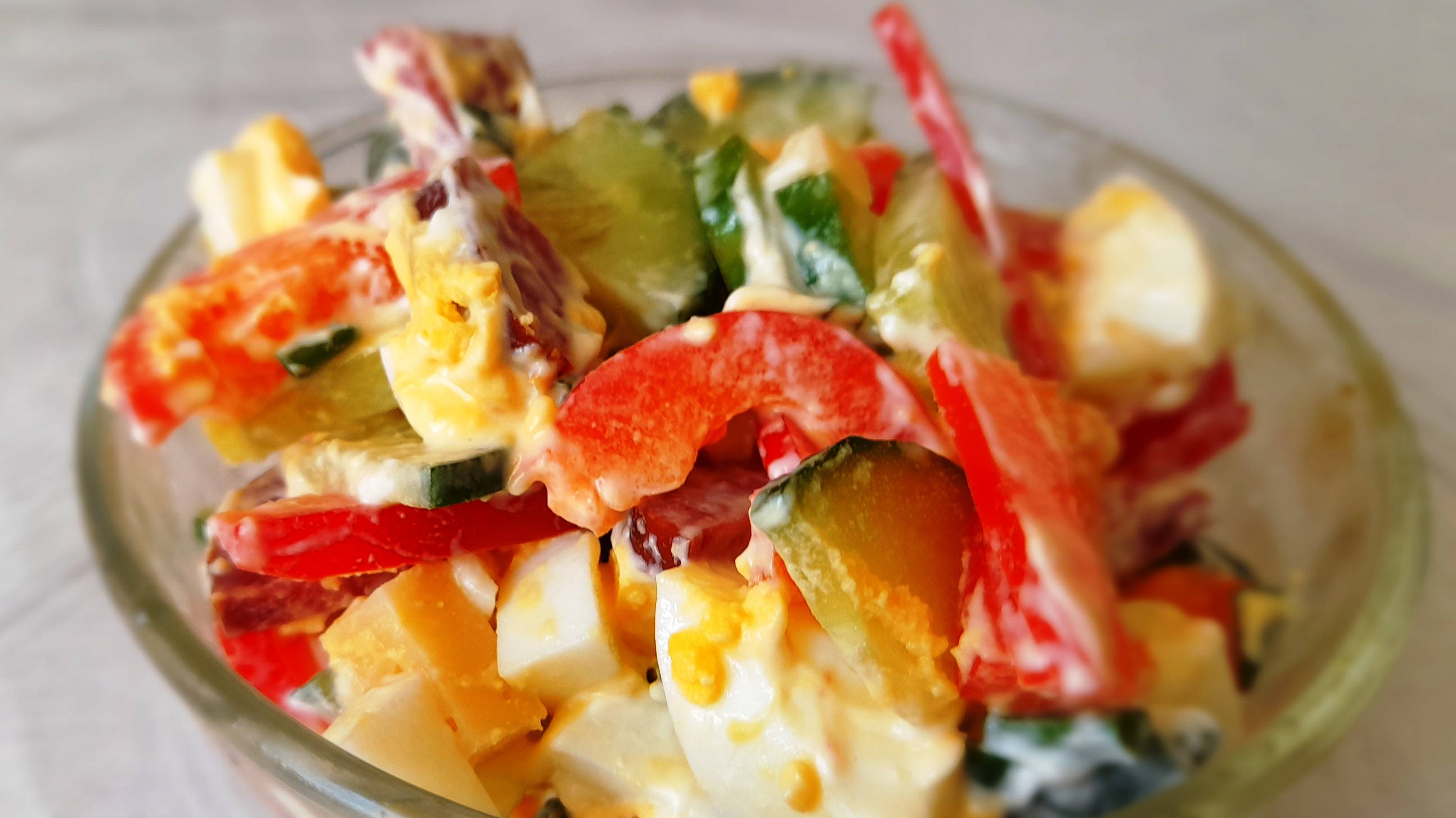 Салат с сыром, колбасой и болгарским перцем