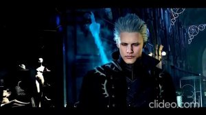 Рвет на себе футболку