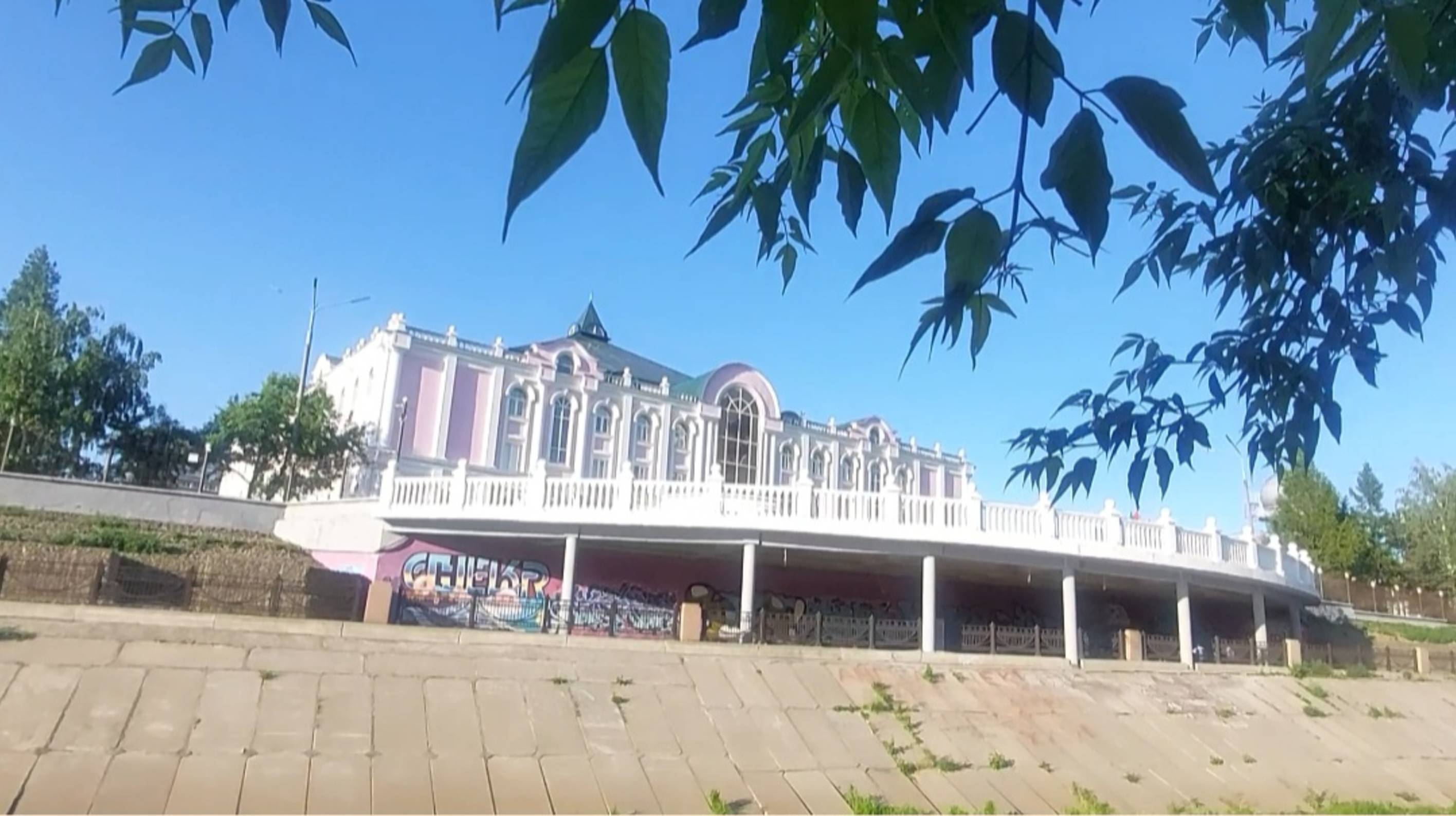 ДЕТСКИЙ ДОМ  на берегу реки Качи.УЛИЦА КАРАТАНОВА.Красноярск